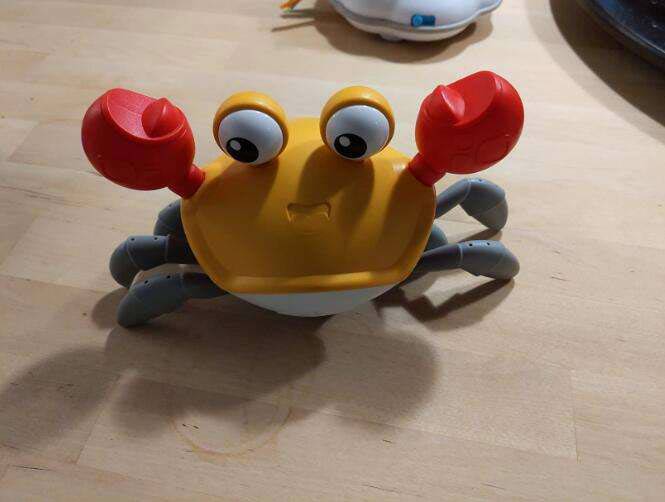 CrawlingCrab, interaktívny krab, ktorý sa pohybuje, keď sa k nemu priblížite