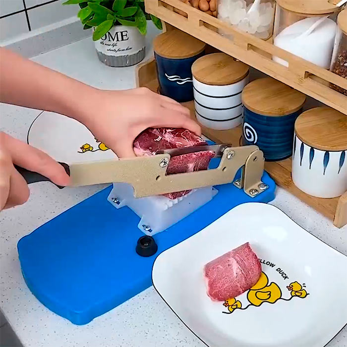 Presne nakrájané kúsky mäsa, salámy, ovocia, zeleniny, cesta alebo chleba!